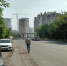 По словам местных жителей, теплотрассу проложили над дорогой в 2010 году - NGS24.Ru