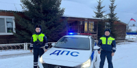 Госавтоинспекторы эвакуировали жильцов горящего частного дома в Богучанах и локализовали пламя - ГИБДД