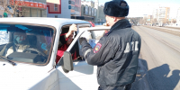 Госавтоинспекторы Железногорска поздравили автовладельцев с Днем защитника Отечества - ГИБДД