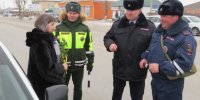 В Ужуре сотрудники Госавтоинспекции совместно с представителями ВАИ поздравили автоледи с праздником - ГИБДД