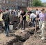 Учебная практика на объектах Университета Решетнева. Студенты-будущие ландшафтные архитекторы участвуют в озеленительных работах - СибГУ им. М.Ф. Решетнева