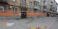 Жителей Бограда 114 не пускают домой после провала грунта у подъезда					     title= - Седьмой канал