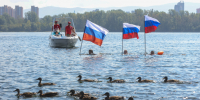 В честь Дня флага России в Красноярске состоялся заплыв с триколором - KraySport.Ru