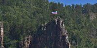 На скалу у Дивногорска вернули российский флаг - Комсомольская Правда