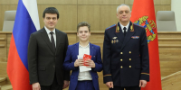 В День Конституции Российской Федерации Михаил Котюков торжественно вручил первые паспорта 37-ми школьникам - Единая Россия