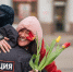 В Красноярске полицейские поздравили женщин с 8 Марта под звуки оркестра - Комсомольская Правда
