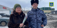 В Ужуре сотрудники Росгвардии поздравляли женщин с наступающим праздником Весны - УВО ВНГ России по Красноярскому краю