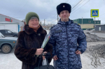 В Ужуре сотрудники Росгвардии поздравляли женщин с наступающим праздником Весны