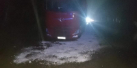 На автодороге "Сибирь" в результате ДТП из бака грузового автомобиля на обочину вытекло топливо - Газета Красноярский рабочий