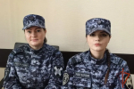 В Красноярске сотрудницы Росгвардии оказали помощь несовершеннолетней девушке, потерявшей сознание в автобусе