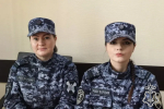 В Красноярске сотрудницы Росгвардии оказали помощь несовершеннолетней девушке, потерявшей сознание в автобусе